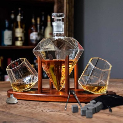 Whiskey set - luxusní karafa na whisky + 2 sklenice na dřevěném stojanu – Zboží Dáma