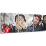 Obraz 3D třídílný - 150 x 50 cm - a trendy young couple wearing hats walking in the city in autum módní mladý pár nosí klobouky chůzi ve městě v podzimní – Sleviste.cz