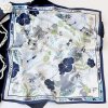 Šátek hedvábný šátek s modrými květy v dárkovém balení