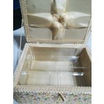 Kazeta / košík na šití čalouněný barva béžová s květy – Sleviste.cz