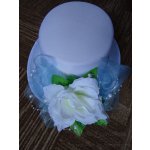 Cylindr bílý - sv. modrá organza a bílá růže – Zboží Dáma