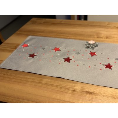 Miros vyšívaný vánoční ubrus šedý s červenými vločkami 35x180 cm – Zboží Mobilmania