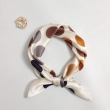 hedvábný šátek barevné puntíky v dárkovém balení