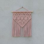 Macramé závěsná dekorace jemně lososová – Zboží Dáma