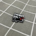 Pinarna Chemist girl (noun) 1. Like a normal girl, but cooler. / Holka chemička (podstatné jméno) – 1. Jako normální holka, ale víc cool. – Sleviste.cz