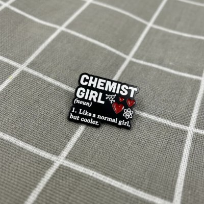 Pinarna Chemist girl (noun) 1. Like a normal girl, but cooler. / Holka chemička (podstatné jméno) – 1. Jako normální holka, ale víc cool. – Sleviste.cz