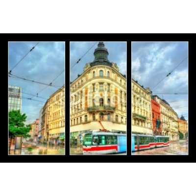 Obraz 3D třídílný - 105 x 70 cm - City tram in the old town of Brno, Czech Republic Městská tramvaj ve starém městě Brně, Česká republika – Zboží Mobilmania