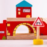 Bigjigs Rail Nádraží nad cestou – Zboží Dáma