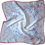 hedvábný šátek krémový v dárkovém balení – Sleviste.cz