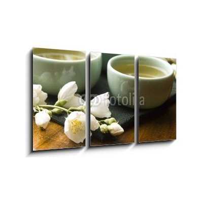 Obraz 3D třídílný - 90 x 50 cm - Green tea with jasmine in cup and teapot on wooden table Zelený čaj s jasmínem v šálku a konvici na dřevěném stole – Zbozi.Blesk.cz