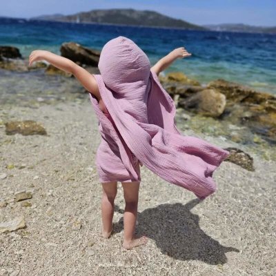 Dětské mušelínové pončo starorůžová – Sleviste.cz