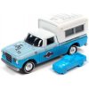 Sběratelský model Johnny Lightning Studebaker with Camper 1960 Monopoly + figurka pro hru 1:64