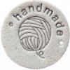 Nášivka Hand made s klubíčkem, světle šedá, 25 mm