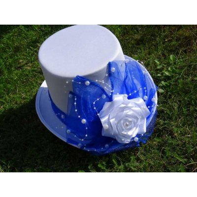Cylindr bílý - kr. modrá organza a atlasová růže – Sleviste.cz