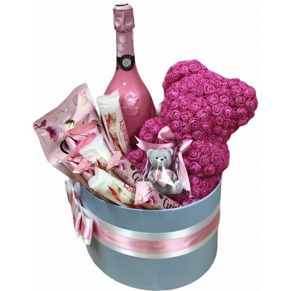 RK Dekorace dárkový box V.I.P. růžový s medvídkem z růží šampusem Geisha  dobrotami Raffaellem a svíčkou ve tvaru medvídka 38 cm od 3 164 Kč -  Heureka.cz