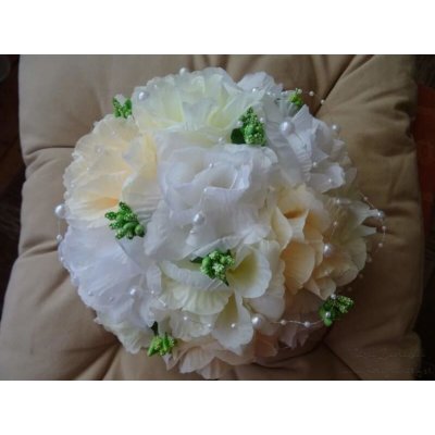 Kytice na stůl - bílé, smetanové a meruňkové růže – Sleviste.cz