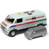 Sběratelský model Johnny Lightning Dodge Van 1977 Monopoly + figurka pro hru 1:64