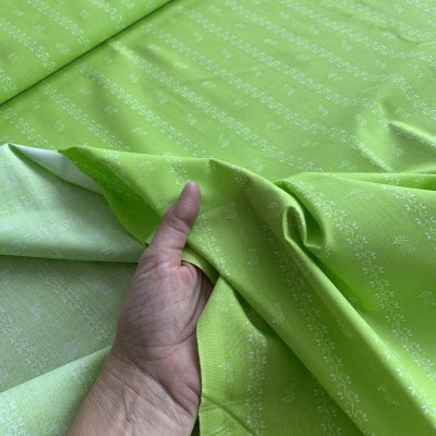 Bavlněné plátno kiwi zelené a bílé lístky – Sleviste.cz