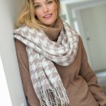 Jemná šála se vzorem kohoutí stopy režná béžová – Zboží Dáma