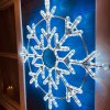 Vánoční osvětlení DECOLED LED světelná vločka závěsná 100 cm ledově bílá