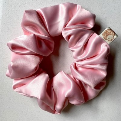 CurlyEllie Curl Scrunchie Baby Pink – Saténová gumička