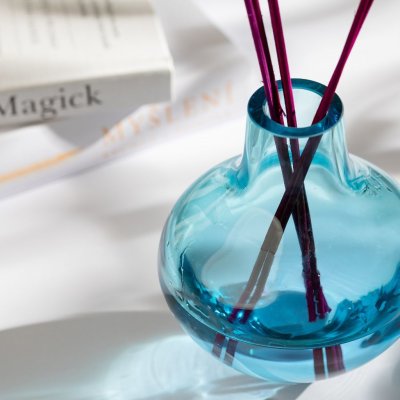 Tvoje svíčka Aroma difuzér TY A JÁ ŠEDIVÁ pomeranč bergamot alojzie yuzu Barva vázy 01 Akvamarín – Sleviste.cz