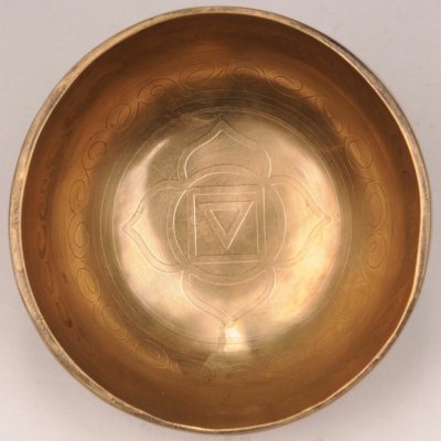 Tibetská mísa zdobená gravírovaná 300 g průměr 11 cm čakra ručně tepaná s paličkou a podložkou – Sleviste.cz