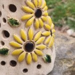 NEBE DOMA Keramické domovní číslo na přání z Jedlí (21 × 15 cm) Motiv: Slunečnice – Zboží Mobilmania