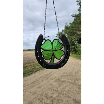 Podkova se čtyřlístkem – závěsná vitráž na okno, ruční výroba, Tiffany technika, talismana pro štěstí a ochranu (13×13 cm) – Zbozi.Blesk.cz