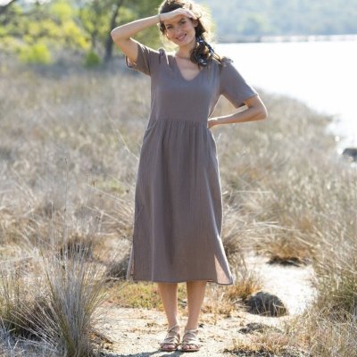 Šaty mušelínové midi s výstřihem do V hnědošedá – Hledejceny.cz