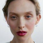 (M)ANASI 7 Pečující multifunkční lesk na rty cassis 6 ml – Zboží Dáma