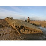 Jízda v obrněném transportéru střelba z Kalašnikova – Sleviste.cz