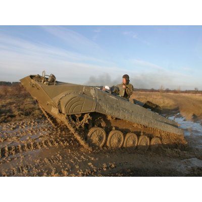 Jízda v obrněném transportéru střelba z Kalašnikova – Sleviste.cz