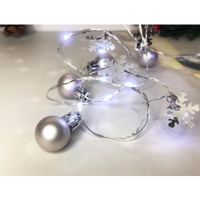 MagicHome Vánoční kulový řetěz 20 LED studená bílá s koulemi a sněhovými vločkami stříbrná 2xAA jedno světlo svítí