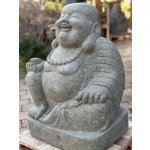 Socha šťastný Buddha Bodhidharma – ručně tesaná z vulkanického kamene, Bali (60 a 80 cm) 60 cm – Zboží Dáma