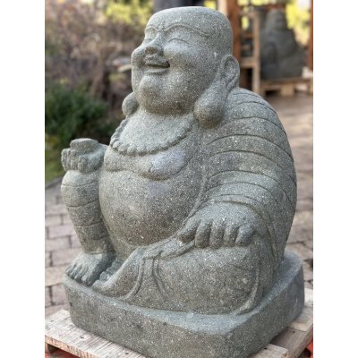 Socha šťastný Buddha Bodhidharma – ručně tesaná z vulkanického kamene, Bali (60 a 80 cm) 60 cm – Zboží Dáma