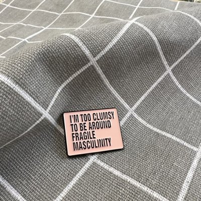 Pinarna I'm too clumsy to be around fragile masculinity Jsem příliš nešikovná na to, abych se pohybovala v blízkosti křehké mužnosti tmavší – Zboží Dáma