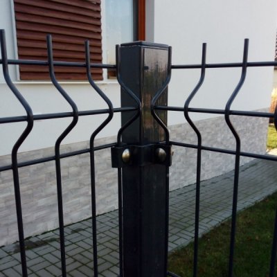 Plotový sloupek BRAVO poplastovaný 2400 mm bez předvrtaných otvorů | obdélníkový profil 60 × 40 mm | antracitová šedá RAL 7016 – Sleviste.cz