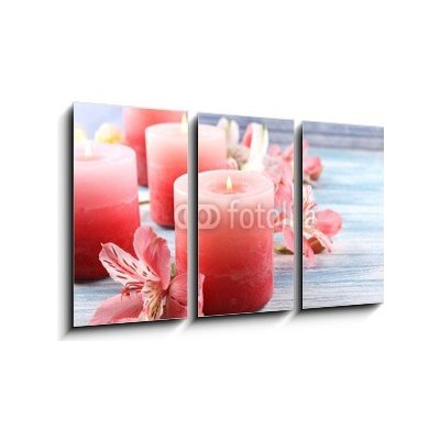 Obraz 3D třídílný - 90 x 50 cm - Beautiful candles with flowers on wooden background Krásné svíčky s květinami na dřevěné pozadí – Zboží Mobilmania