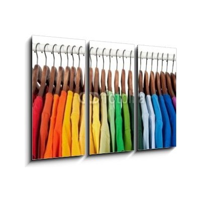 Obraz 3D třídílný - 105 x 70 cm - Rainbow colors, clothes on wooden hangers Duhové barvy, oblečení na dřevěných věšácích – Zboží Mobilmania