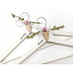 Svatební dřevěná ramínka bílá - růžová růžička - 2 ks – Hledejceny.cz