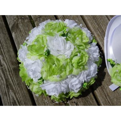 Kytice na auto - bílé a sv. zelené růže – Zbozi.Blesk.cz