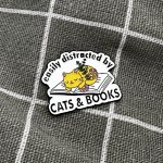 Pinarna Spící kočka na knížce Easily distracted by cats & books Snadno se nechám rozptýlit kočkami & knihami – Zboží Dáma