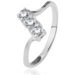 Šperky Eshop - Stříbrný prsten - tři čiré zirkony na šikmém pásu, lesklá tenká ramena BB12.14 - Velikost: 49 – Zboží Mobilmania