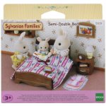 Sylvanian Families 5019 Dvojlůžko s nočním stolkem – Sleviste.cz