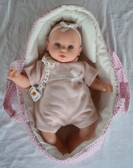 Marina & Pau Realistické miminko holčička Albína v letním pleteném overálku v přenosné tašce Petite Baby 40 cm