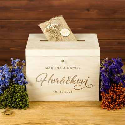 Dřevia Dřevěná svatební truhla na přání – Příjmení s iniciály – Sleviste.cz