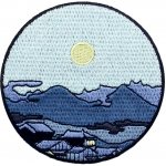 Nažehlovací nášivka Úplněk nad tichou vesnicí nášivka. Průměr: 7,5 cm – Sleviste.cz