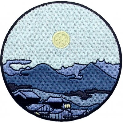 Nažehlovací nášivka Úplněk nad tichou vesnicí nášivka. Průměr: 7,5 cm – Sleviste.cz