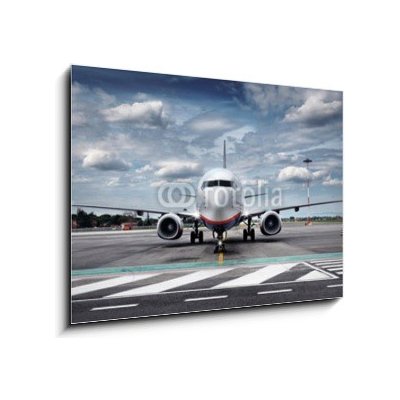 Obraz 1D - 100 x 70 cm - Total View Airplane on Airfield with dramatic Sky Celkový pohled na letadlo na letišti s dramatickou oblohou – Zboží Mobilmania